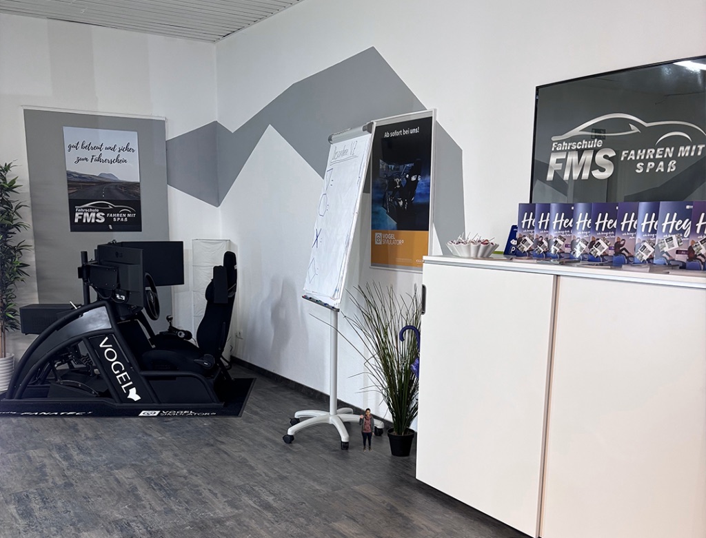Fahrsimulator im Schulungsraum der Fahrschule FMS